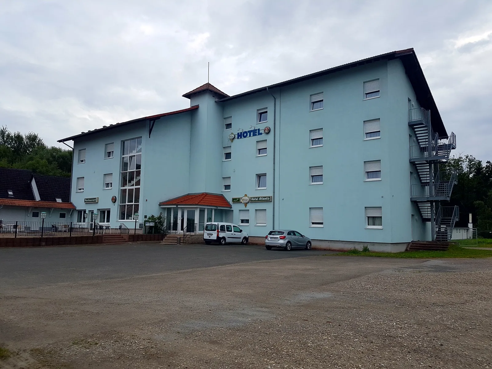 Außenansicht des Hotel Atlantis mit Parkplatz