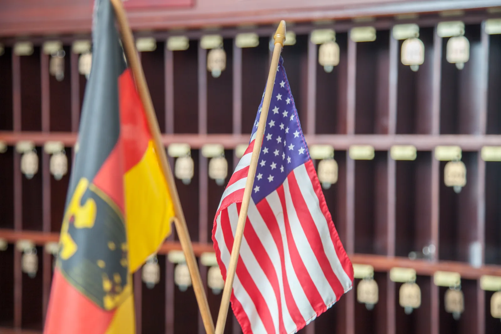 Deutsche und US-Flagge an der Rezeption
